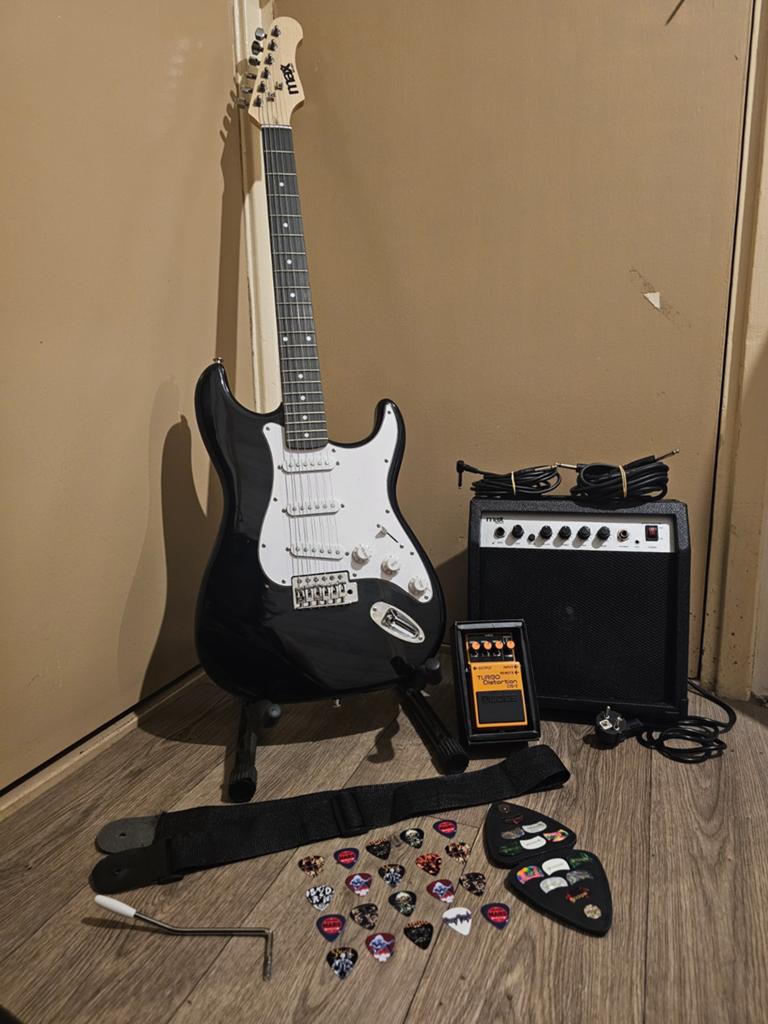 Elektrische gitaar set met versterker en accessoires, Muziek en Instrumenten, Snaarinstrumenten | Gitaren | Elektrisch, Ophalen