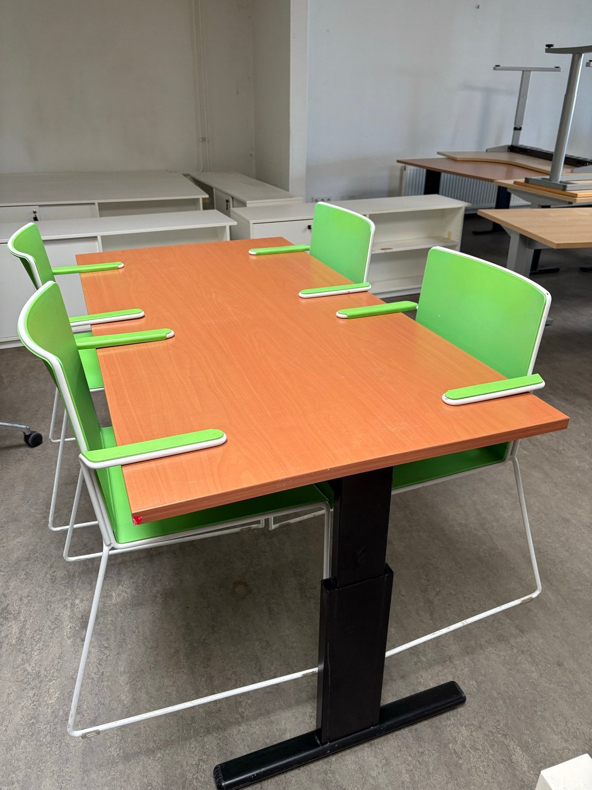 Verstelbare Tafel met Houten Blad en Zwart Onderstel, Ophalen, Gebruikt, 50 tot 100 cm, 150 tot 200 cm