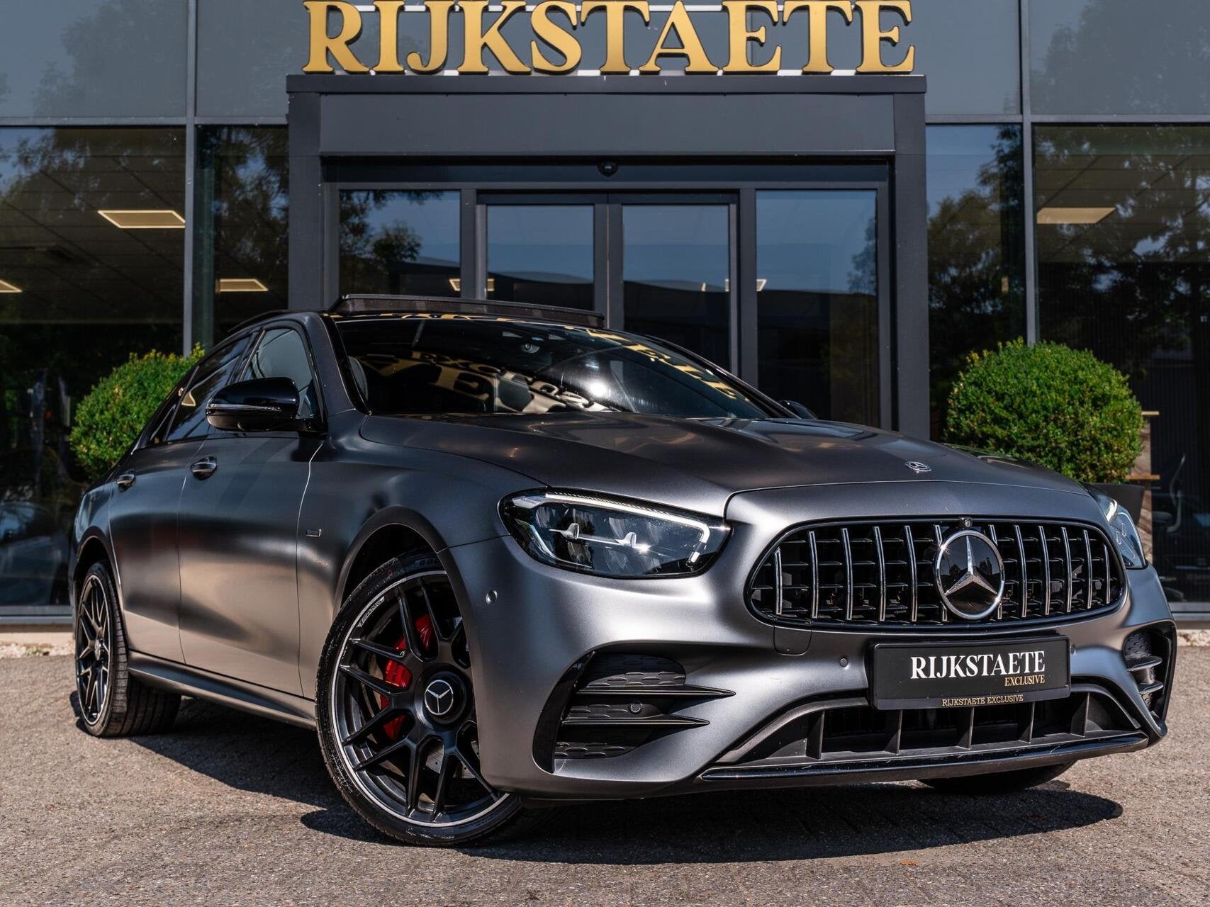 Mercedes E-klasse E300 e 4MATIC AMG Line|PANO|BURMESTER|360, Auto's, Mercedes-Benz, Automaat, Gebruikt, 4 cilinders, Met garantie (alle)