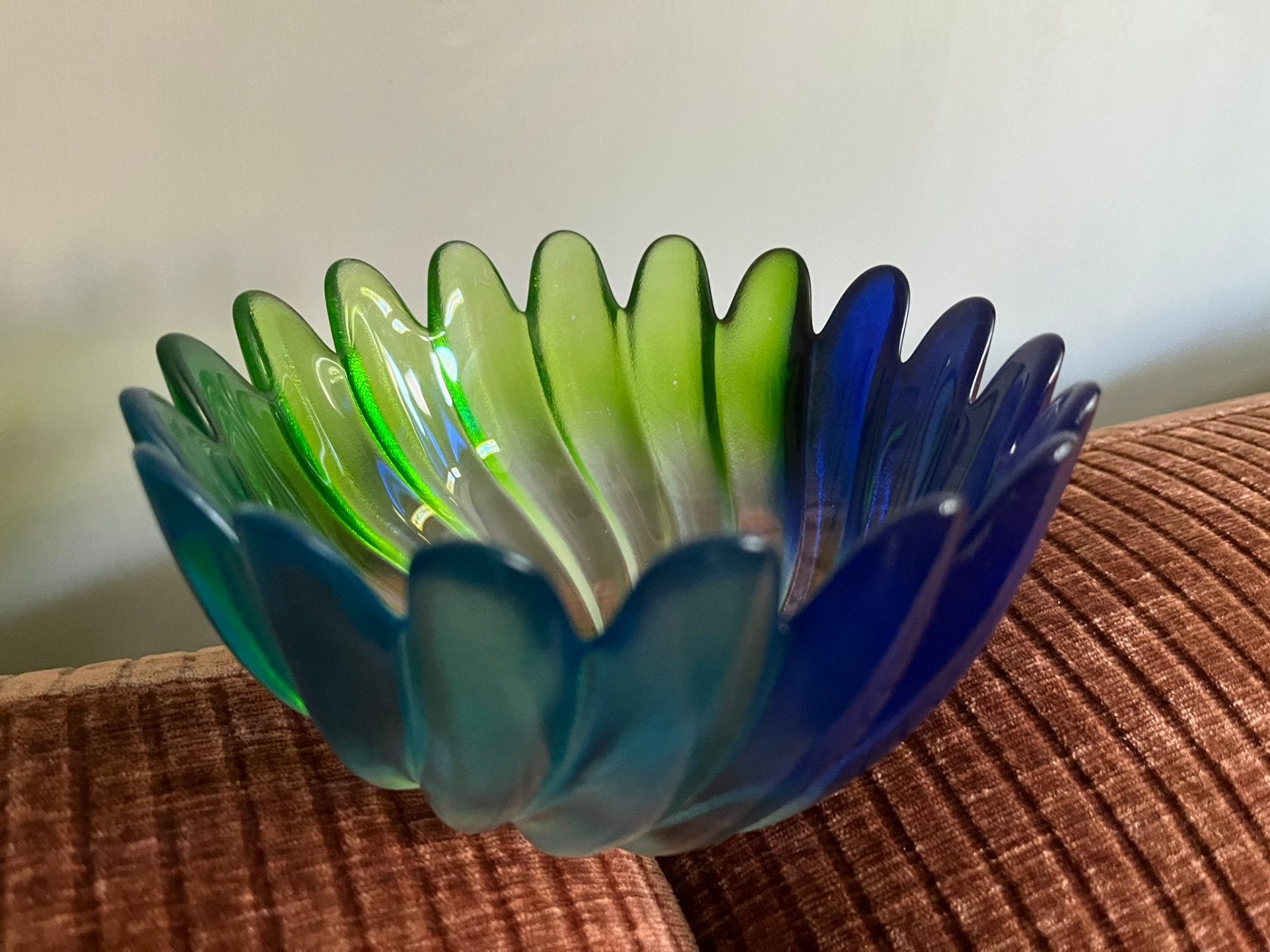 Vintage glazen schaal Walter glass bloembladvormig, Ophalen
