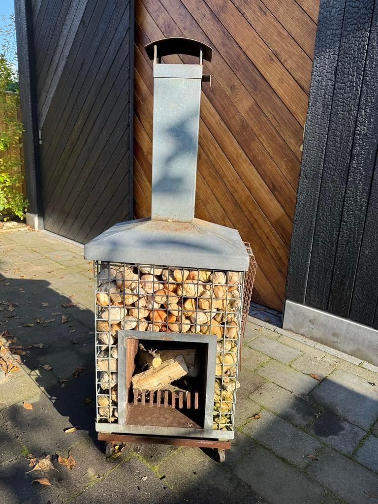 Buitenhaard met bbq mogelijkheid en wieltjes, Ophalen, Gebruikt