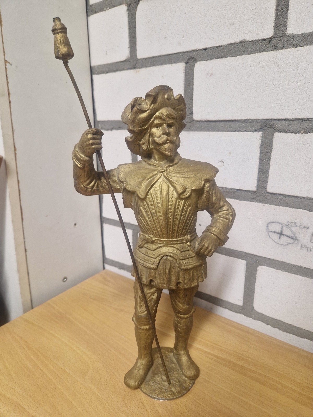 beeld Romeinse soldaat hoog 34 cm geel koper, Ophalen of Verzenden, Gebruikt, Mens