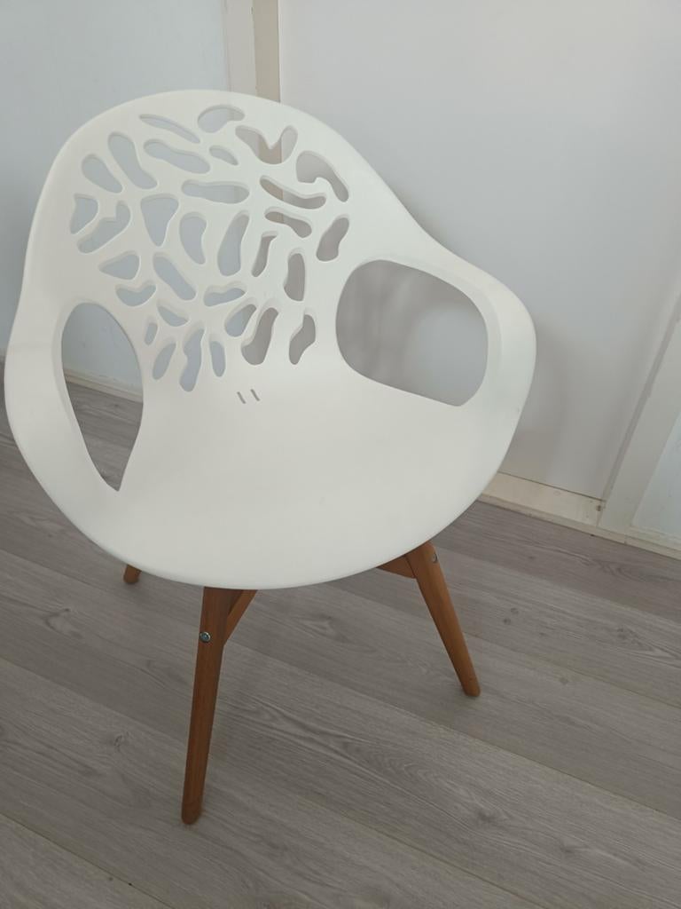 Twee moderne witte Ikea stoelen met houten poten., Huis en Inrichting, Stoelen, Hout, Modern, Scandinavisch, Wit, Ophalen of Verzenden