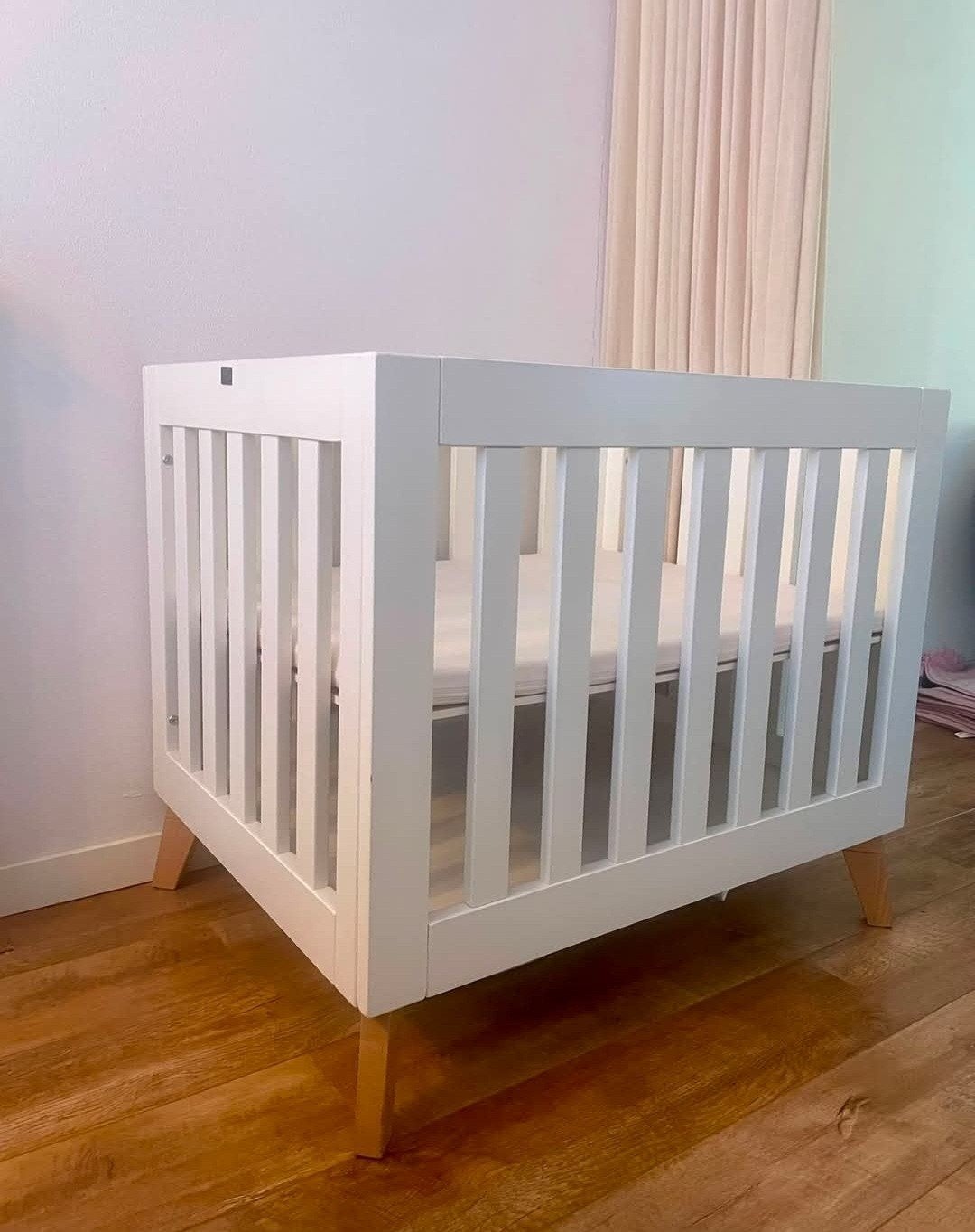 Witte TWF box met zgan matras en houten poten, Kinderen en Baby's, Boxen, Ophalen, Zo goed als nieuw