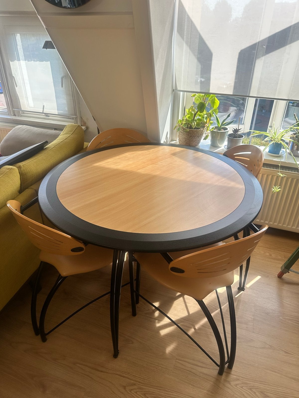 Vintage eettafelset met 4 stoelen - Hout en metaal, Huis en Inrichting, Tafels | Eettafels, Ophalen, Gebruikt, 100 tot 150 cm