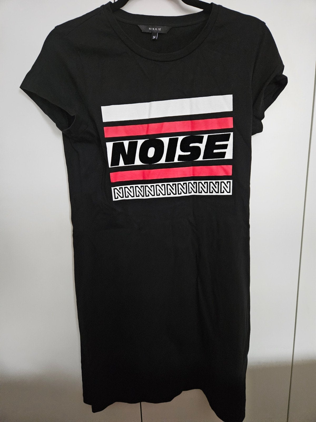 Nikkie jurk zwart met 'NOISE' opdruk - Maat 34 (XS), Zwart, Ophalen of Verzenden, Zo goed als nieuw, Maat 34 (XS) of kleiner