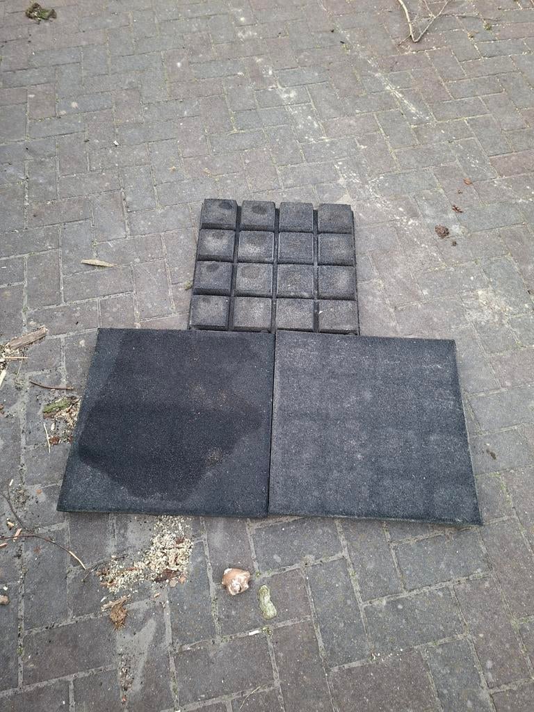 Nette rubberen tegels 50x50x4,5 +/- 140 stuks, Ophalen, Gebruikt, Rubber, Overige typen