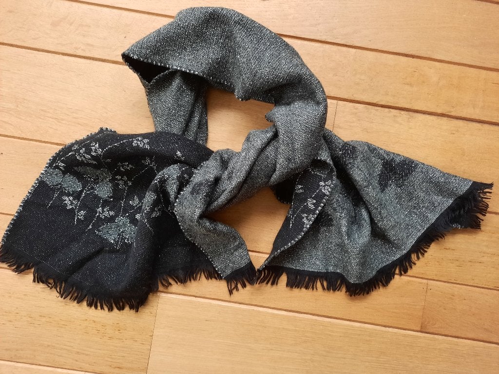 Sjaal zwart zilver mêlee met bloemen - nieuw -, Kleding | Dames, Mutsen, Sjaals en Handschoenen, Ophalen of Verzenden, Nieuw, Maat 46/48 (XL) of groter