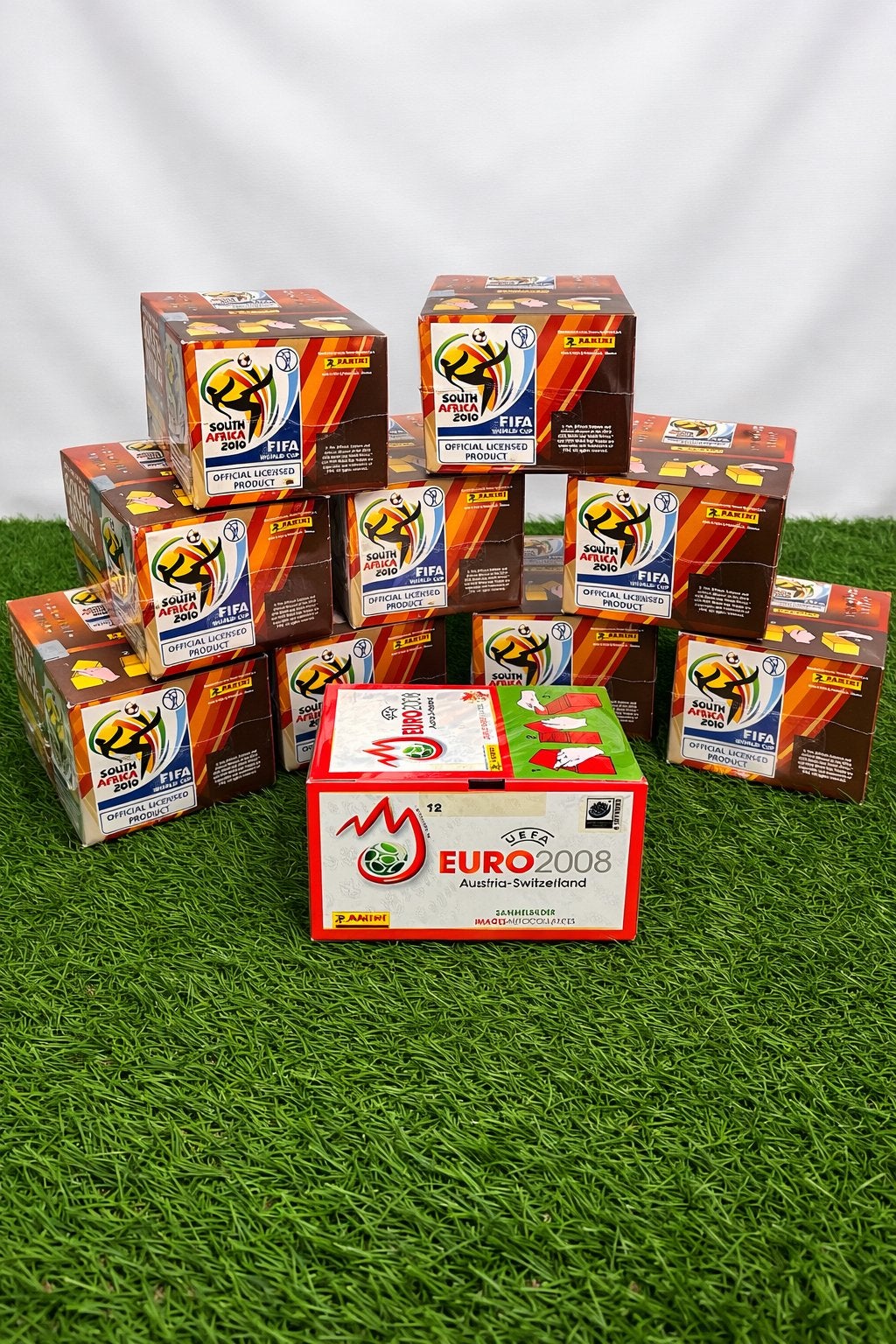 Panini ongeopende boxen Euro 2008 & WK 2010 - Investering, Ophalen of Verzenden, Nieuw, Overige sporten, Poster, Plaatje of Sticker