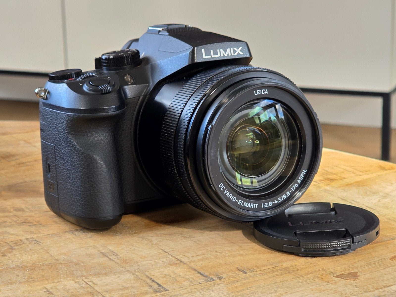 Panasonic Lumix DMC-FZ2000 met 9.086 kliks, Ophalen, Panasonic, Kantelbaar/draaibaar scherm, Accu