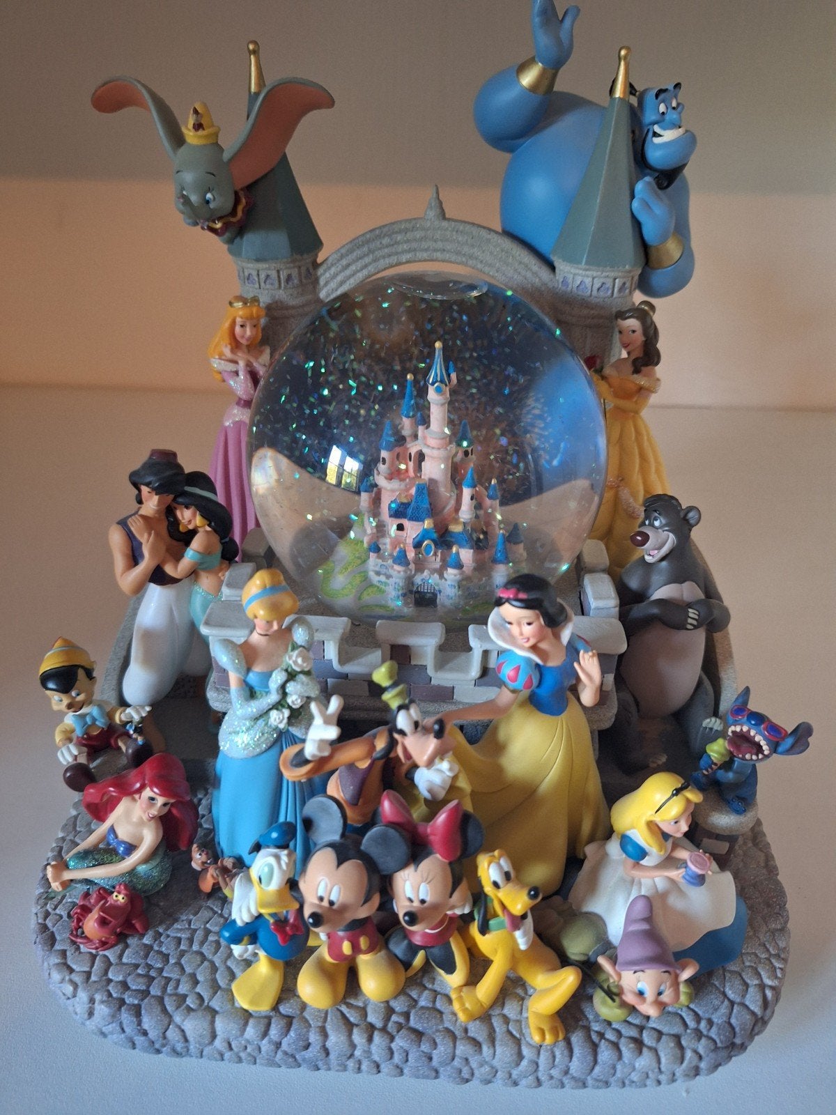 Unieke Disney Sneeuwbol Muziekdoos - Disneyland Parijs, Verzamelen, Disney, Ophalen of Verzenden, Overige figuren, Zo goed als nieuw
