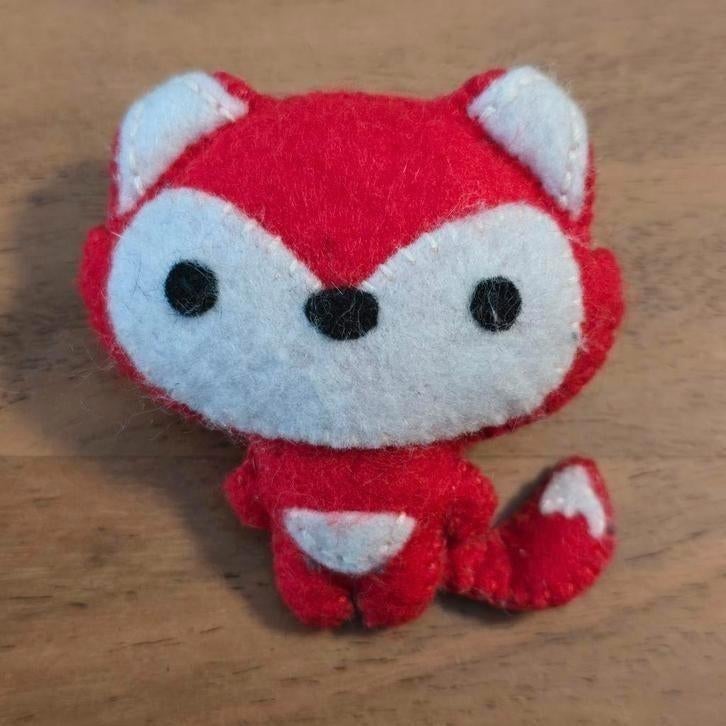 Kleine rode vilten vos / wolf broche 7cm, Overige materialen, 4 tot 7 cm, Ophalen of Verzenden, Zo goed als nieuw