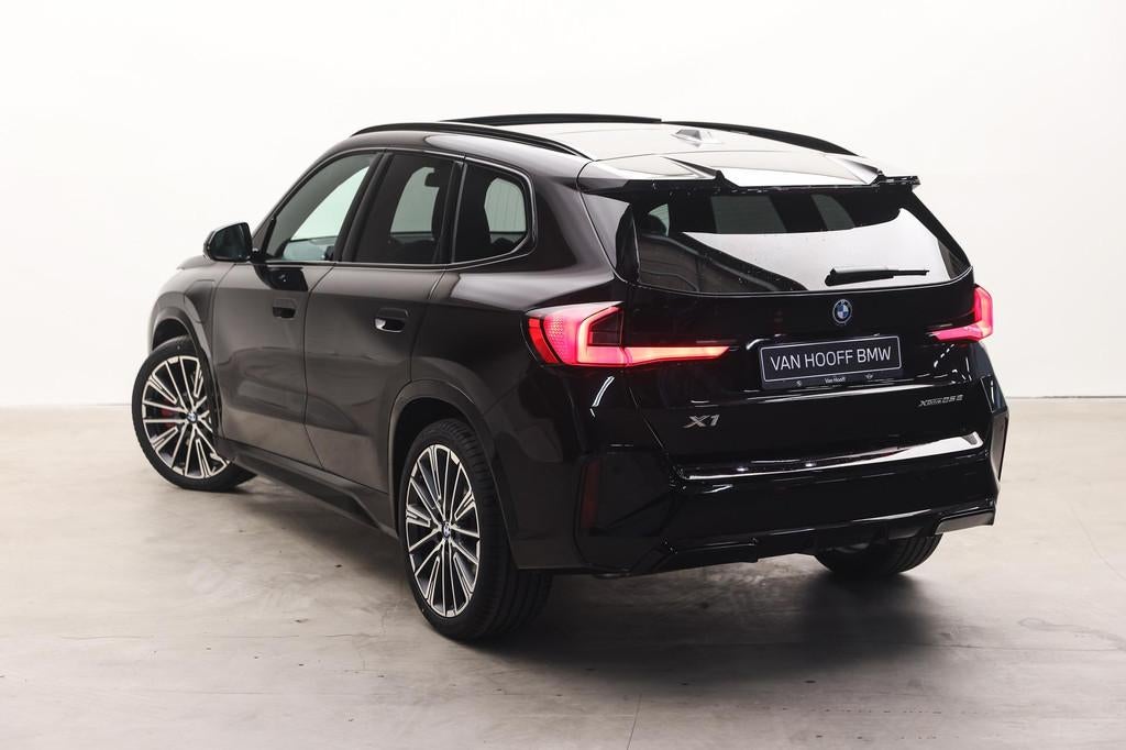 BMW X1 xDrive25e M Sport Automaat / Panoramadak / Sportstoel, Zwart, Stoelverwarming, Zwart, Leder