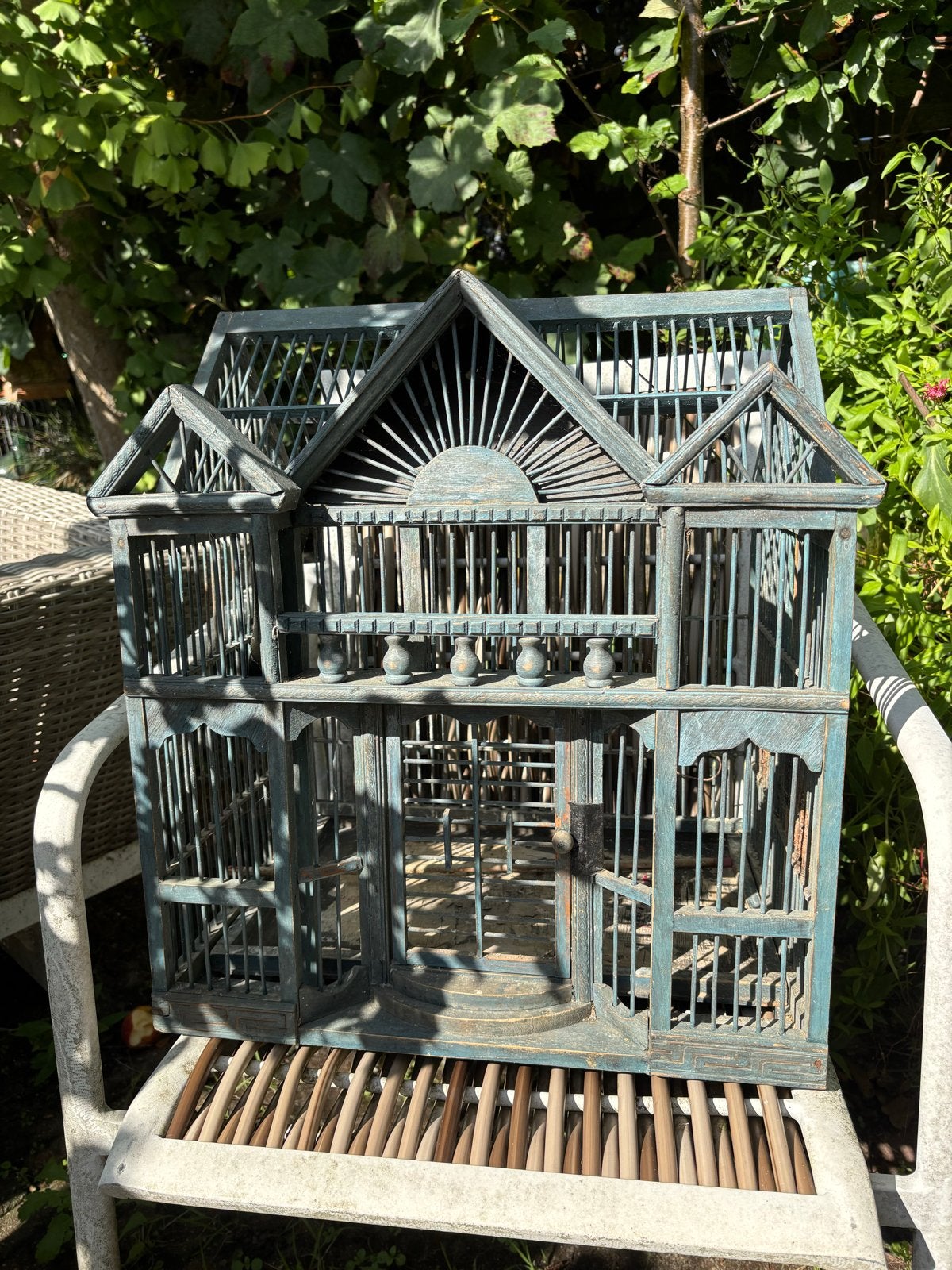 Antieke decoratieve vogelkooi - Houten huismodel, Ophalen of Verzenden