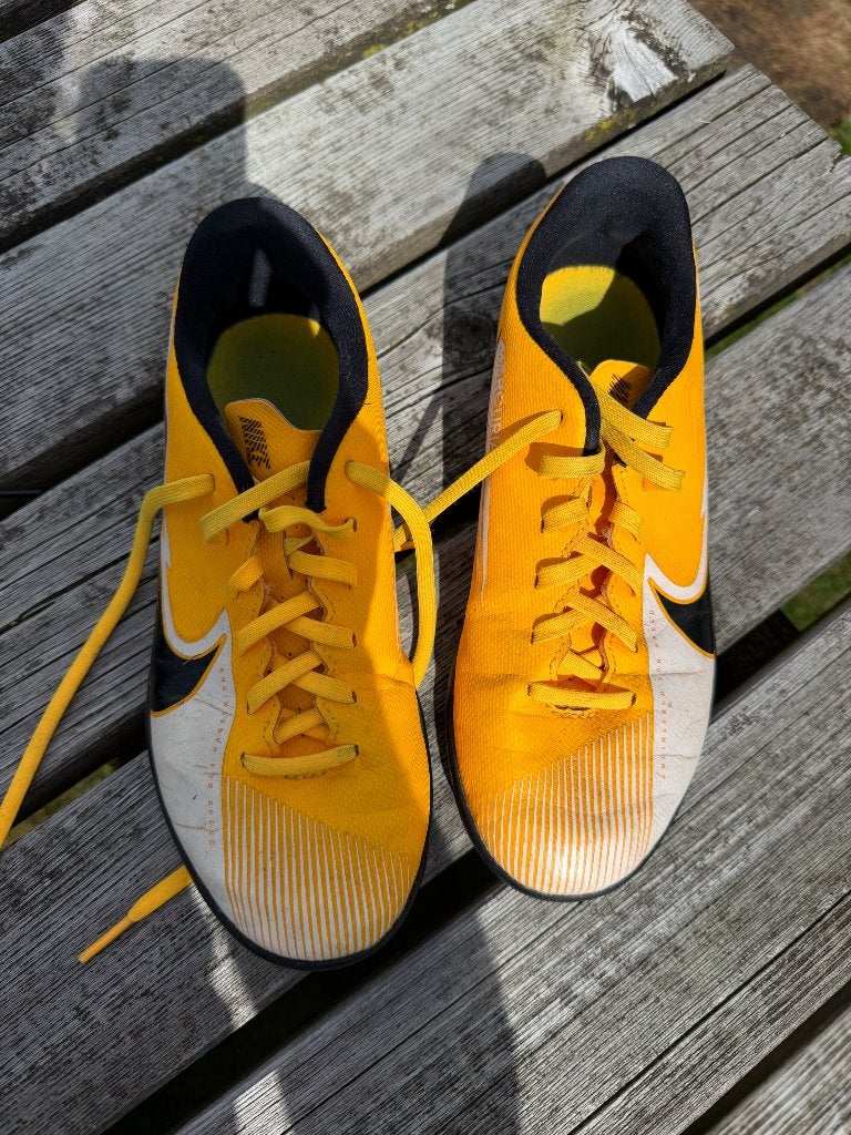 Zaalvoetbalschoenen nike 37,5, Gebruikt, Maat XS of kleiner, Schoenen, Ophalen of Verzenden