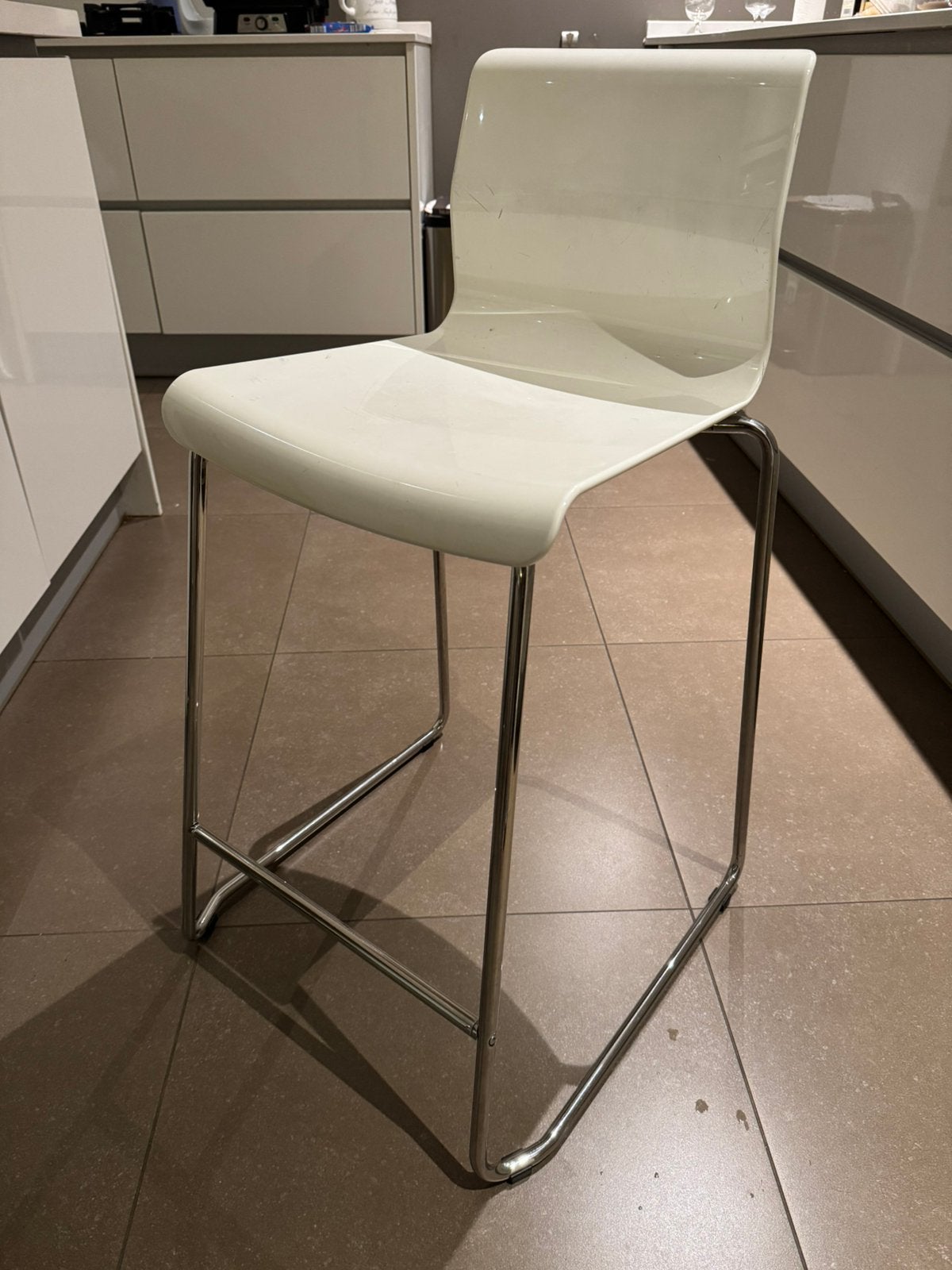 IKEA GLENN witte bar krukken  X4, Ophalen, Kunststof, Gebruikt, Met voetsteun