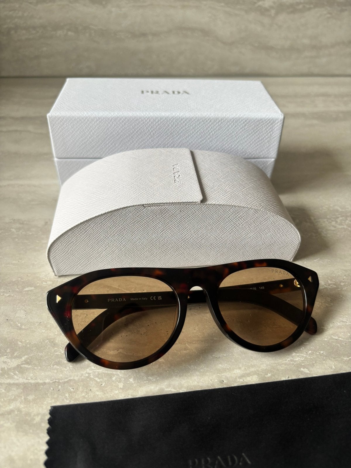 Prada zonnebril dames PRB15S, Ophalen of Verzenden, Zo goed als nieuw, Zwart, Prada