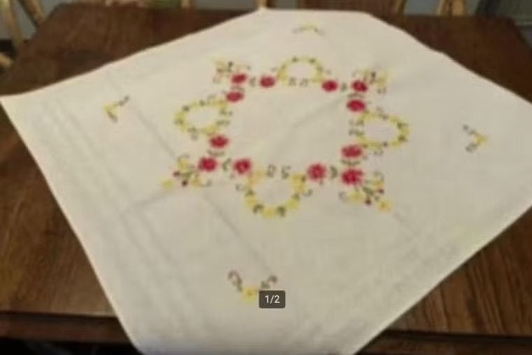 Wit tafelkleed, tafellaken rood-roze gele bloemen; 71 x 77, Ophalen of Verzenden, Zo goed als nieuw, Rechthoek, Wit