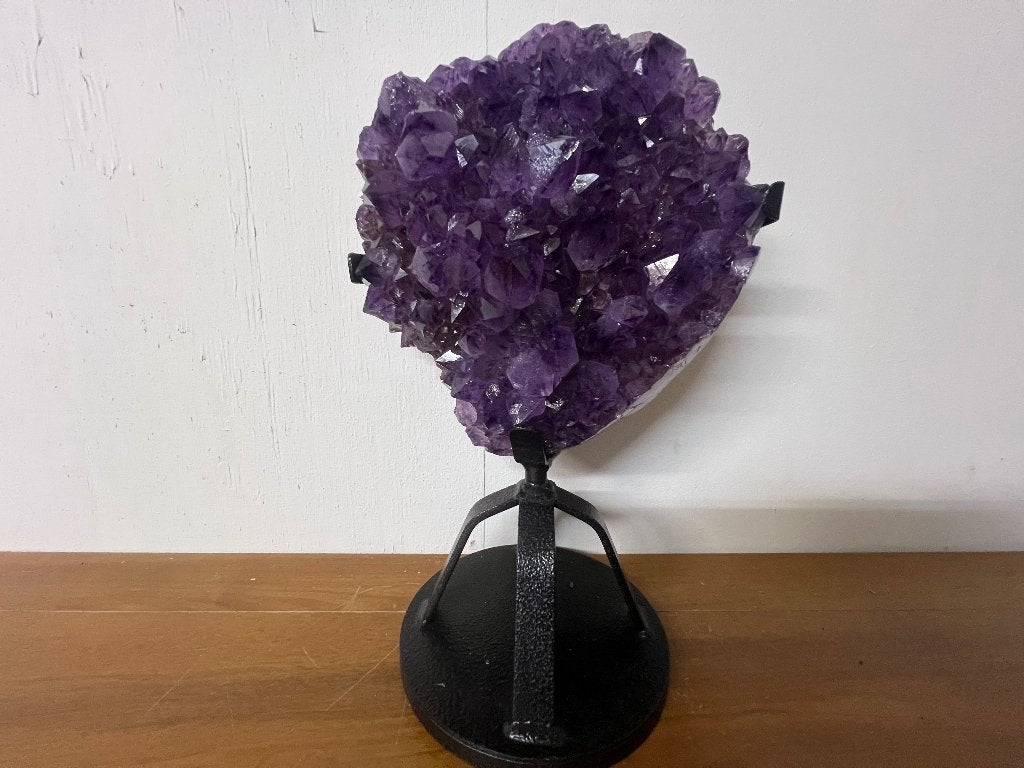 Amethist cluster (8) op metalen standaard, diep paarse kleur, Ophalen of Verzenden, Mineraal