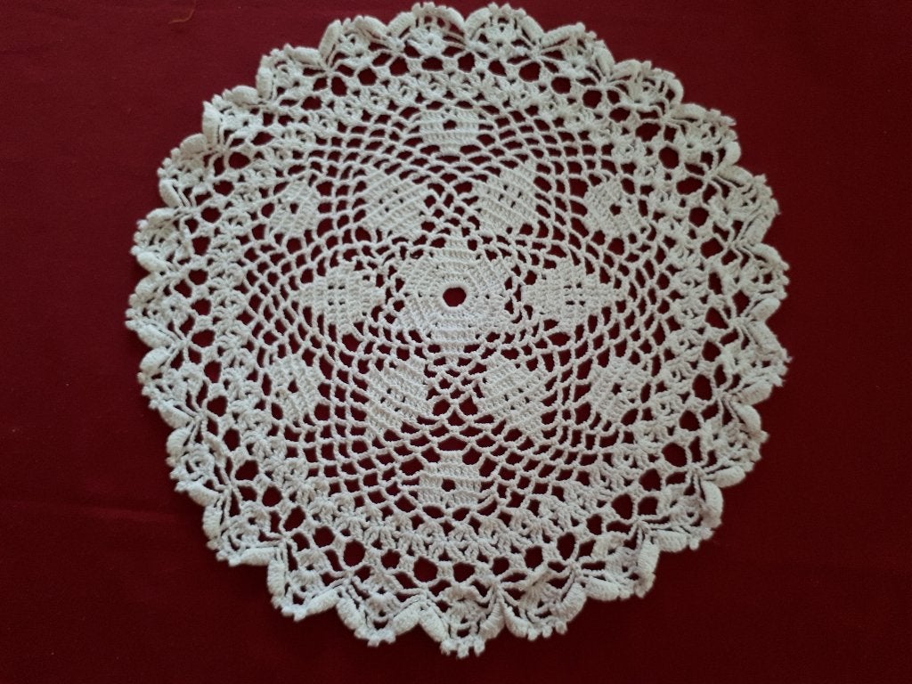Een mooi fijn gehaakt wit kleedje diam. 26 cm, Antiek en Kunst, Ophalen of Verzenden