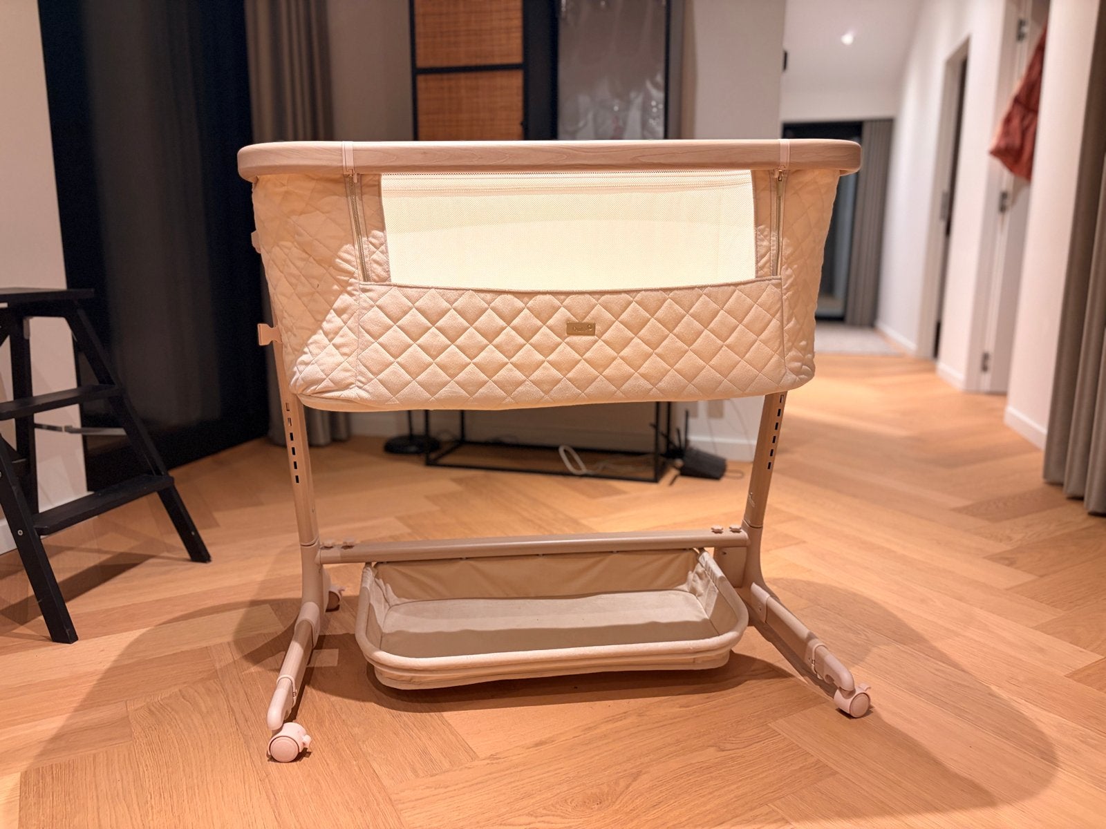 Qute Q-wiggle electric co-sleeper/wieg, Ophalen, Zo goed als nieuw, Wieg