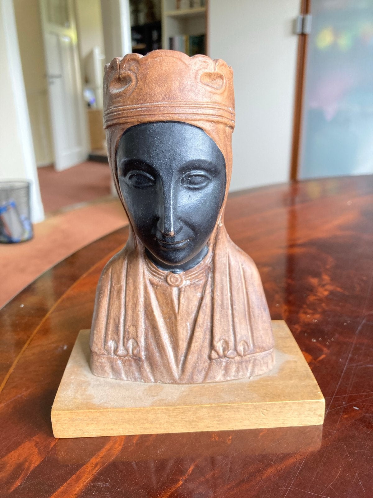 Aardenwerk madonna van Montserrat, Buste, Ophalen of Verzenden, 20 - 50 cm, Hout