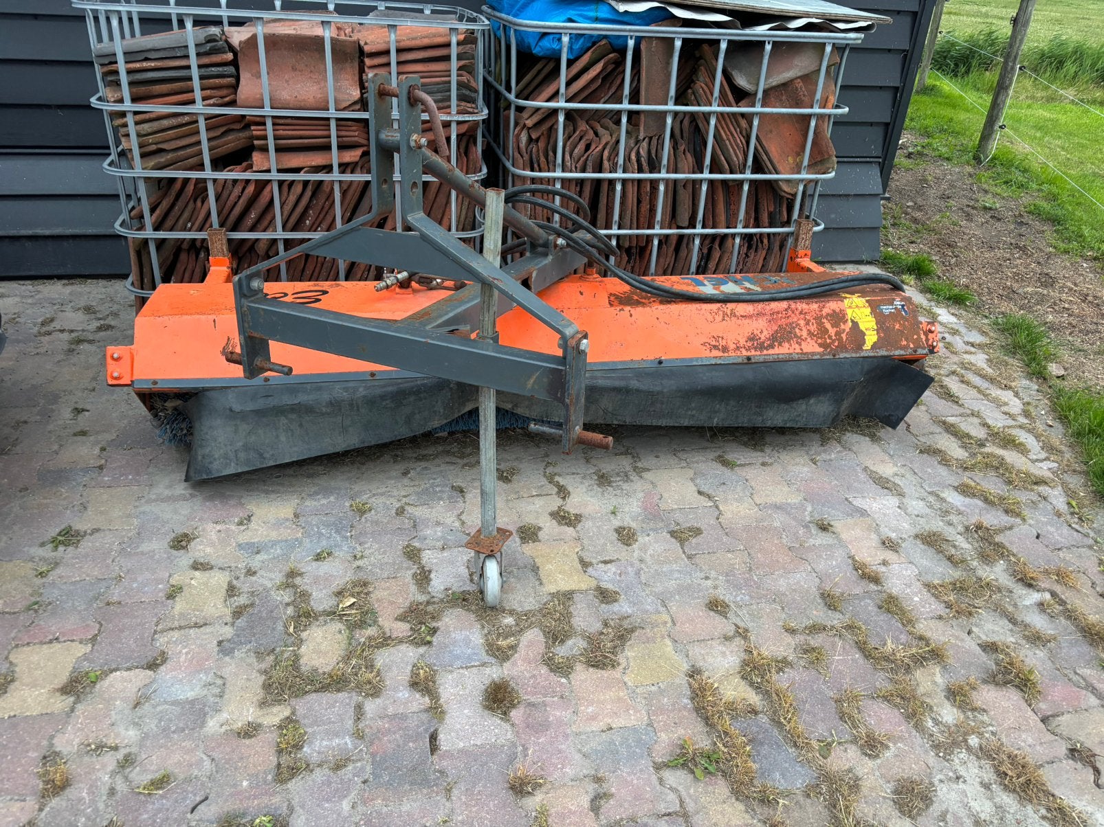 rolbezem en pellethaak, Ophalen