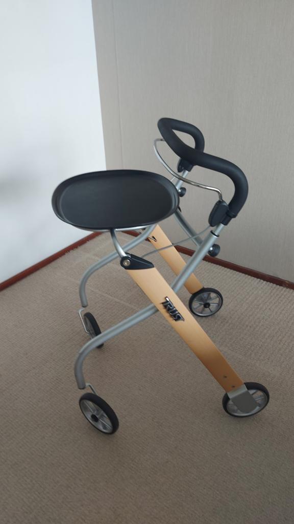 Trust Care Let's Go Indoor binnenrollator ( Beuken/zilver), Ophalen of Verzenden