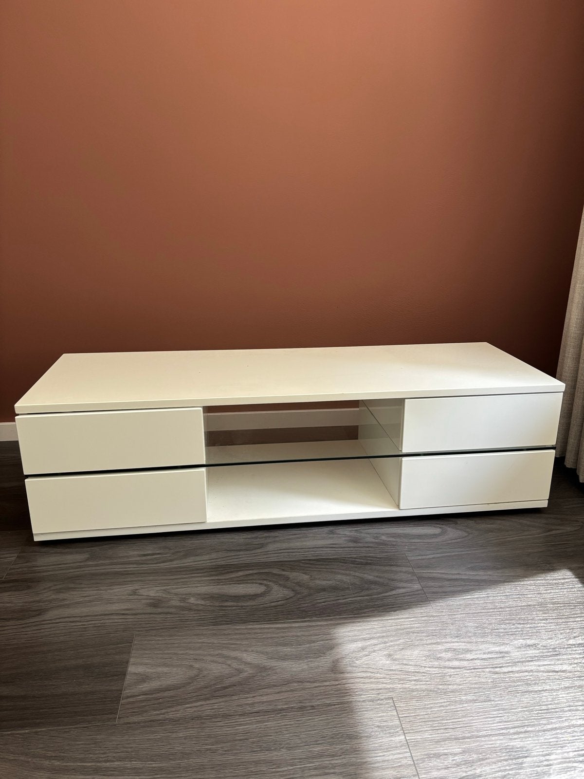 Modern wit tv-meubel met lades en glazen plank, Ophalen, Gebruikt, 100 tot 150 cm, Minder dan 100 cm