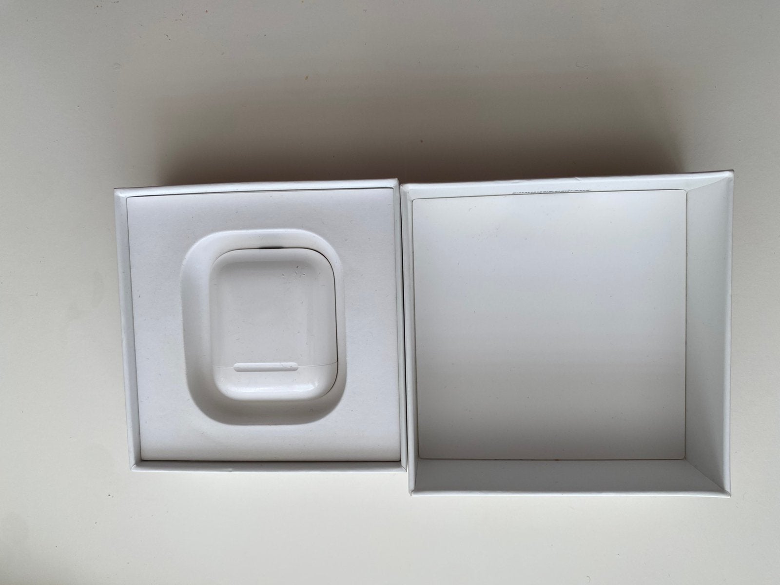 AirPods case 2e generatie, Ophalen of Verzenden, Zo goed als nieuw