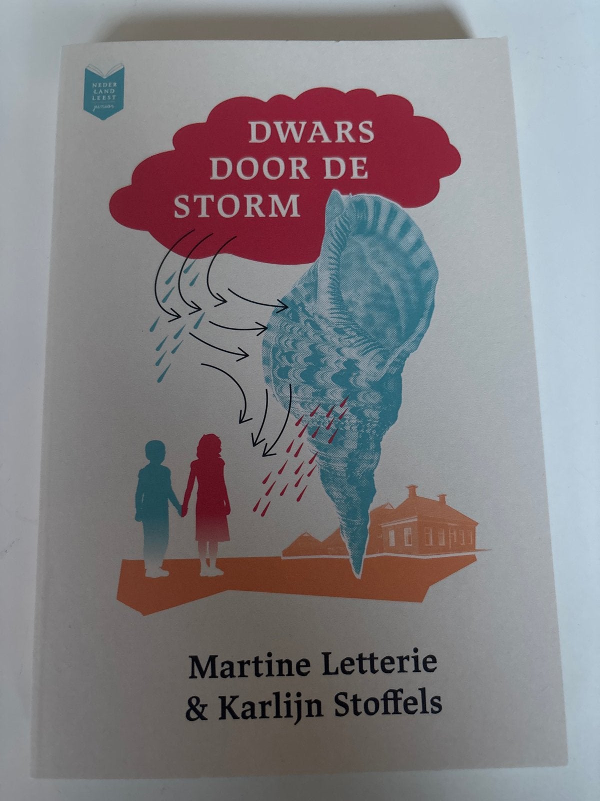Dwars door de storm - Martine Letterie & Karlijn Stoffels, Ophalen of Verzenden, Zo goed als nieuw, Fictie algemeen