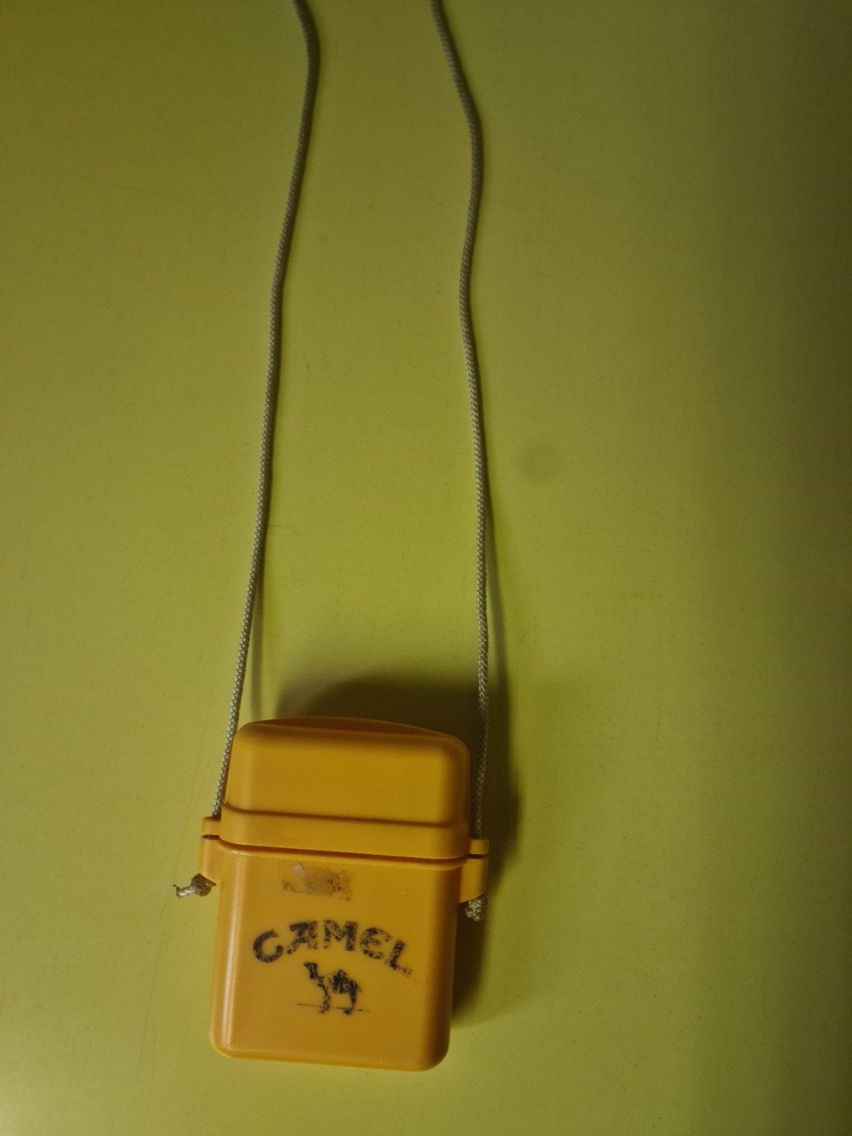 Okergeel vintage sigarettendoosje Camel (plastic), Ophalen of Verzenden, Bruin