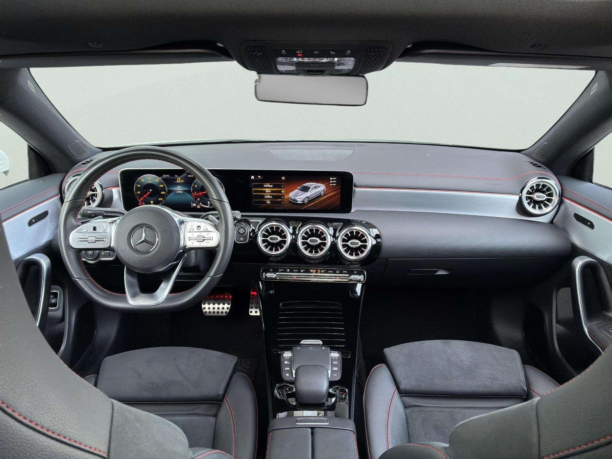Mercedes-Benz CLA Coupé 180 Business Solution AMG | Panoram, 136 pk, Gebruikt, 4 cilinders, Leder en Stof