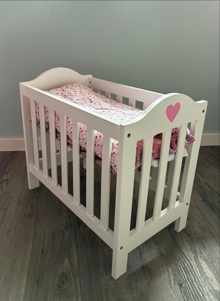 Wit houten poppenbedje met verstelbare bodem en beddengoed, Kinderen en Baby's, Speelgoed | Poppen, Ophalen, Zo goed als nieuw