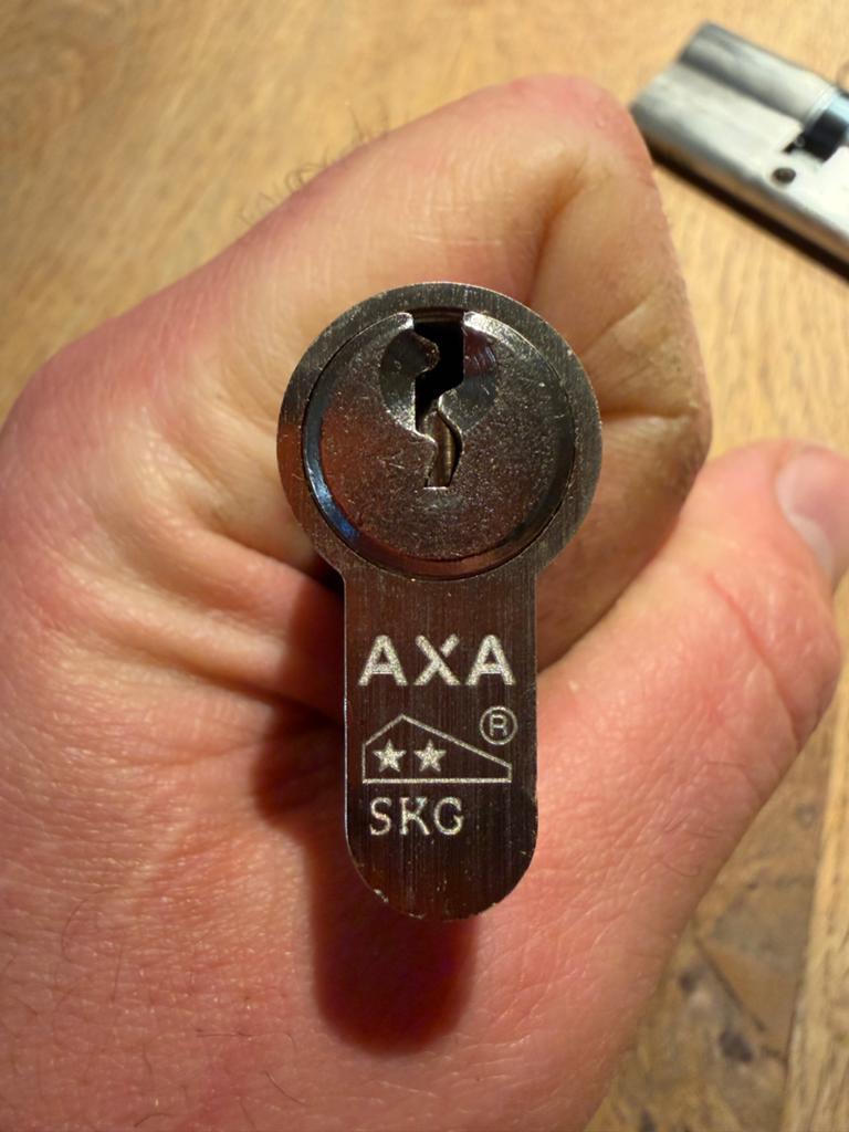 Twee nieuwe AXA gelijksluitende cilinders 40/45 met 6 sleute, Ophalen of Verzenden, Nieuw, Slot