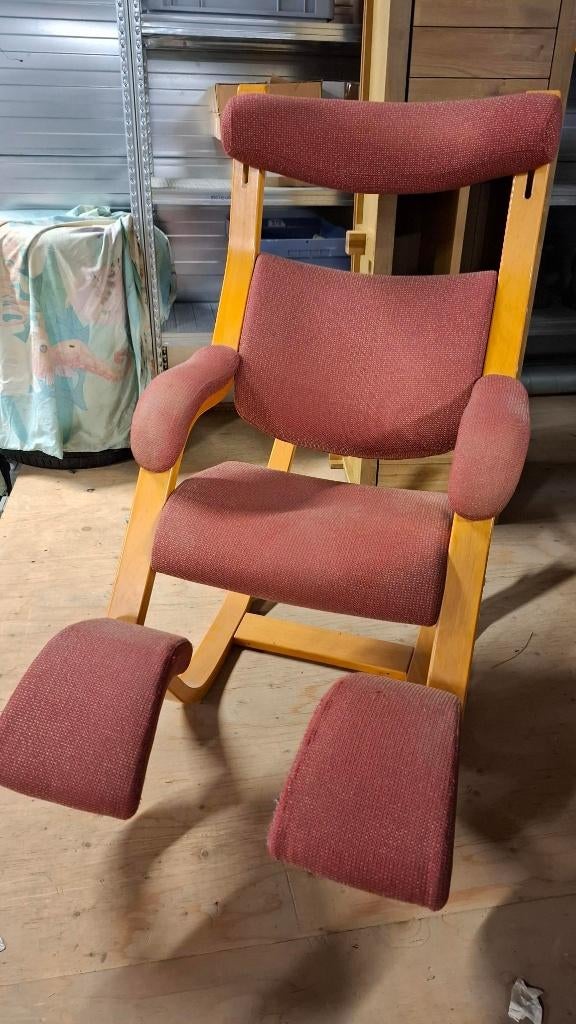 Stokke/Varier kantelstoel, De Gravity Balans, Huis en Inrichting, Stoelen, Gebruikt, Eén, Hout, Stof, Rood, Ophalen