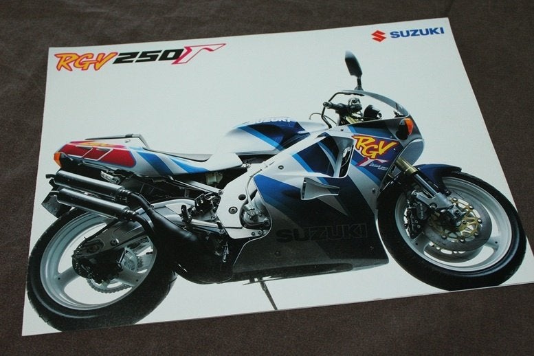 Suzuki RGV250 T motorfiets verkoop folder sales brochure RGV, Ophalen of Verzenden, Suzuki