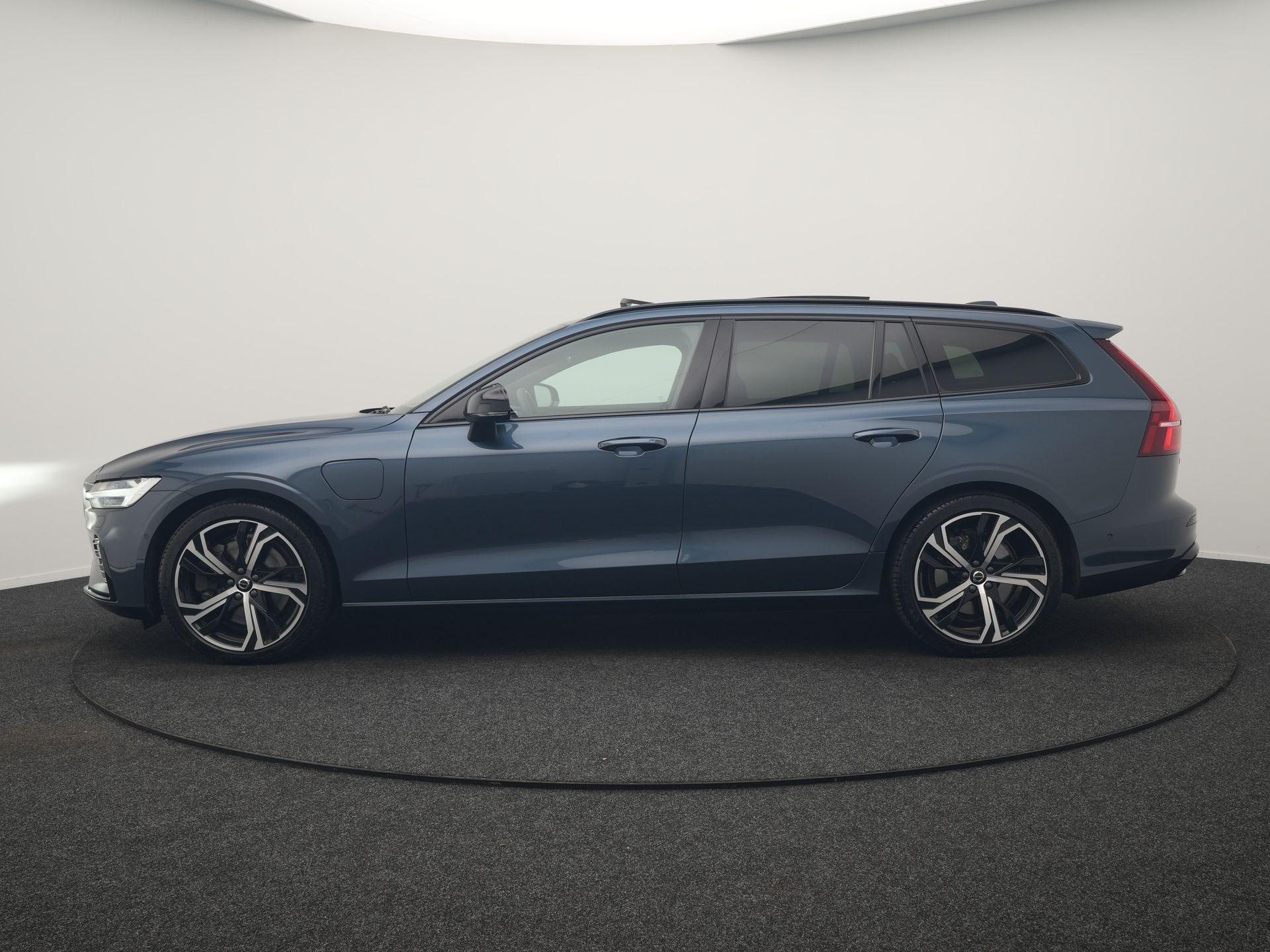 Volvo V60 T6 PHEV AWD Plus Dark Long Range 350pk Dealer O.H, Auto's, Volvo, Automaat, Gebruikt, Zwart, 4 cilinders