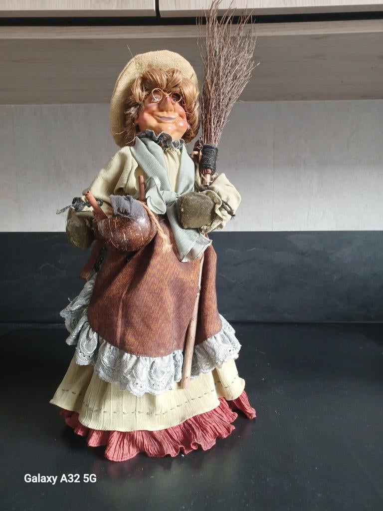 Decoratieve Heks Pop met Bezem - Uniek Handwerk, Ophalen of Verzenden, Zo goed als nieuw