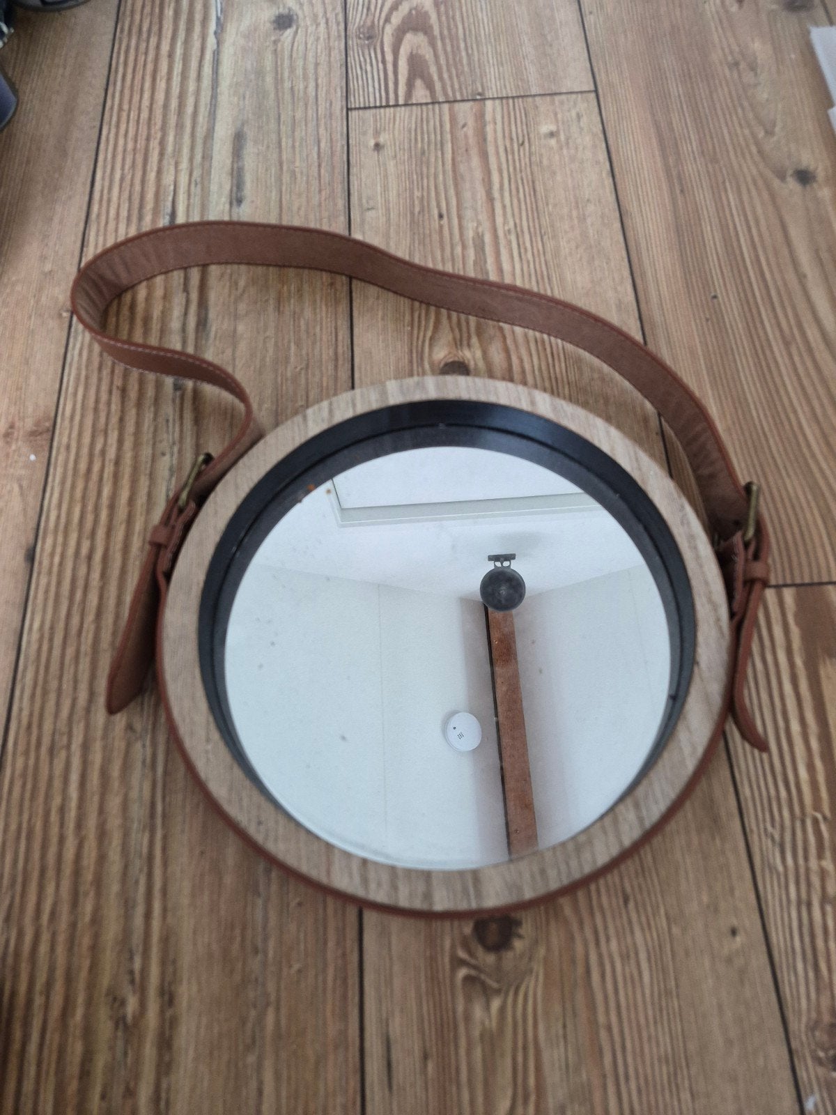 Spiegel aan leren riem, Ophalen, Wandklok