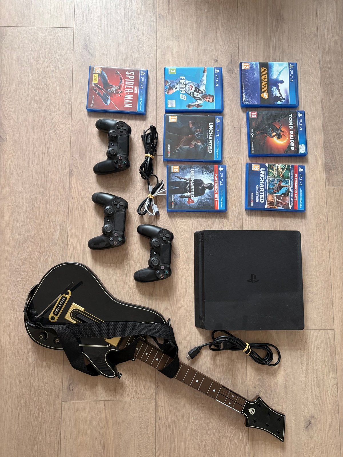 PS4 met 3 controllers, 7 games inclusief Guitar Hero Live, Ophalen, Met 3 controllers of meer, Slim, 500 GB