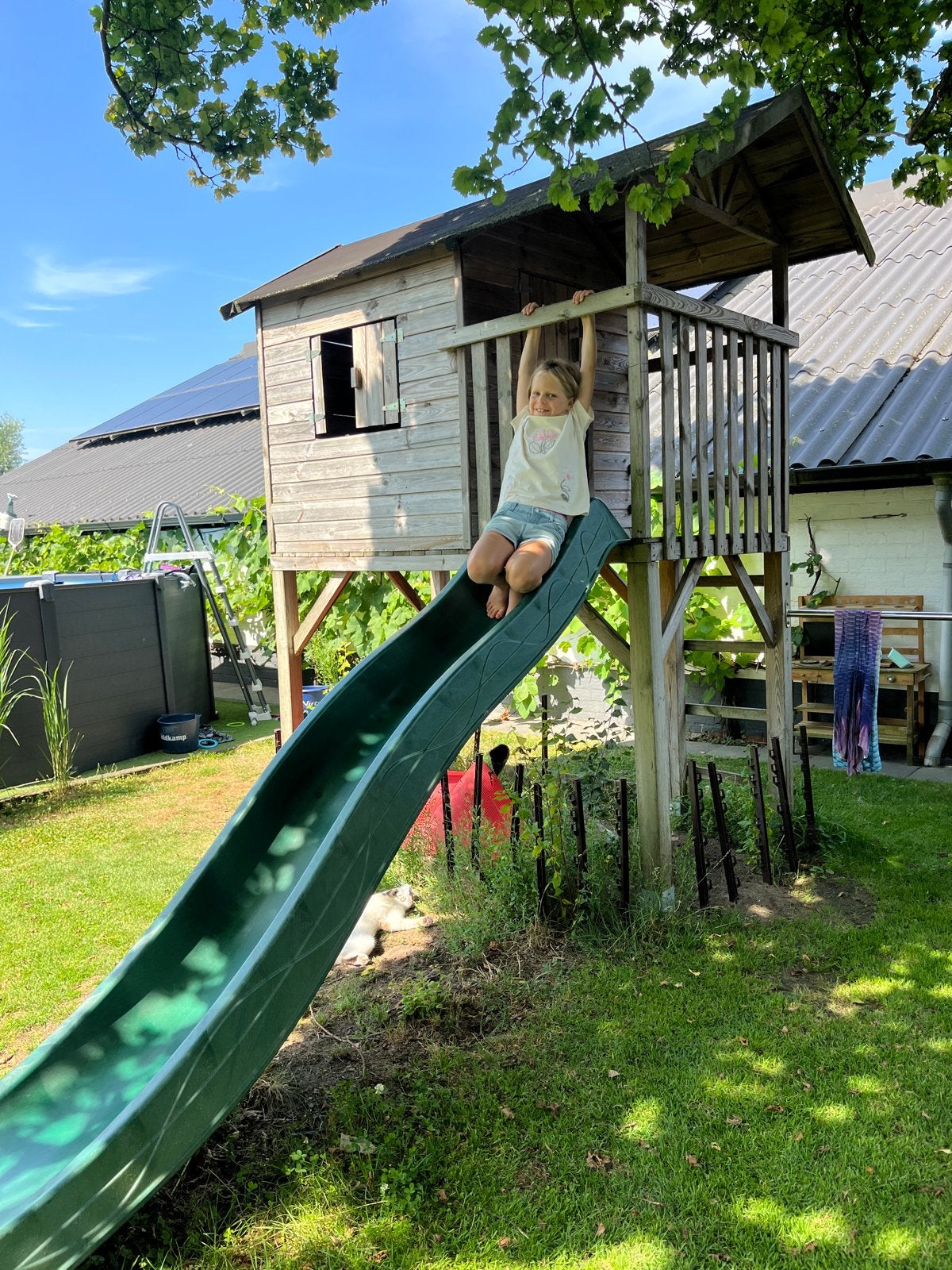 Houten speelhuisje met glijbaan - Zelf demonteren, Kinderen en Baby's, Speelgoed | Buiten | Speeltoestellen, Ophalen, Gebruikt