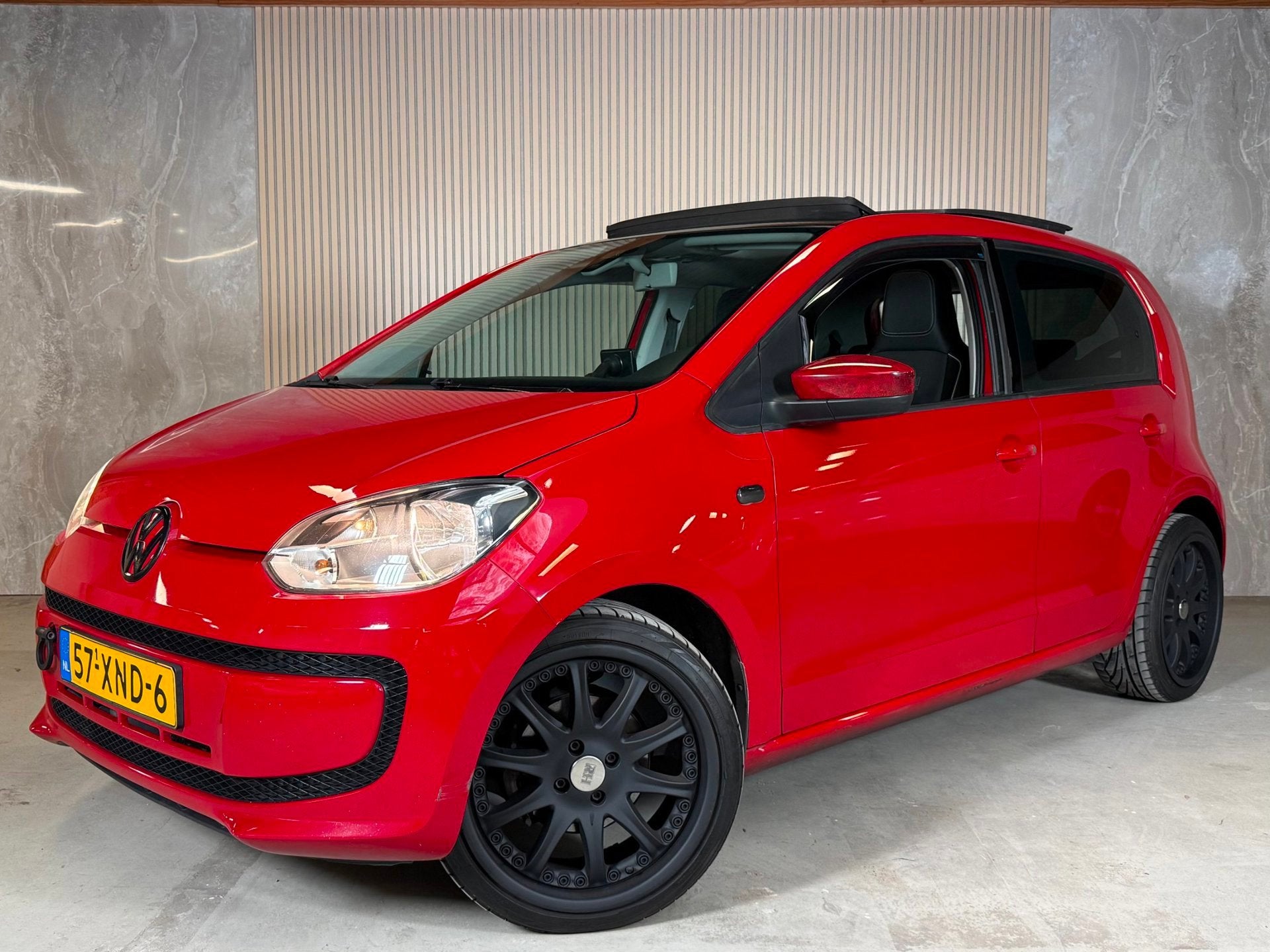 Volkswagen Up! 1.0 Move Up! BlueMotion Pano Leder Airco 17LM, Auto's, Voorwielaandrijving, Euro 5, Gebruikt, Up!