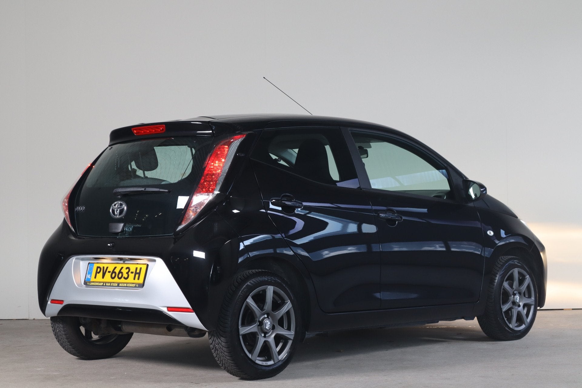 Toyota Aygo 1.0 VVT-i x-play - NL Auto! Camera I Cruise I Ai, Auto's, Stof, Gebruikt, Euro 6, Verwarmde buitenspiegels