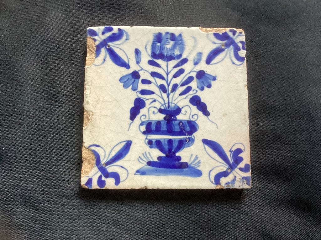 Antieke tegel bloemenvaas - Franse lelie - 17e eeuw, Ophalen of Verzenden