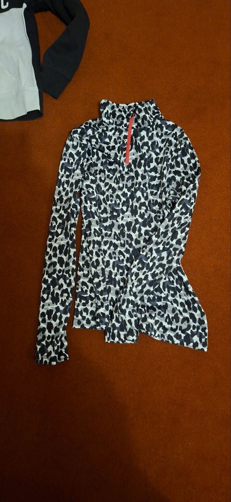 Ski pully met luipaardprint, Ophalen