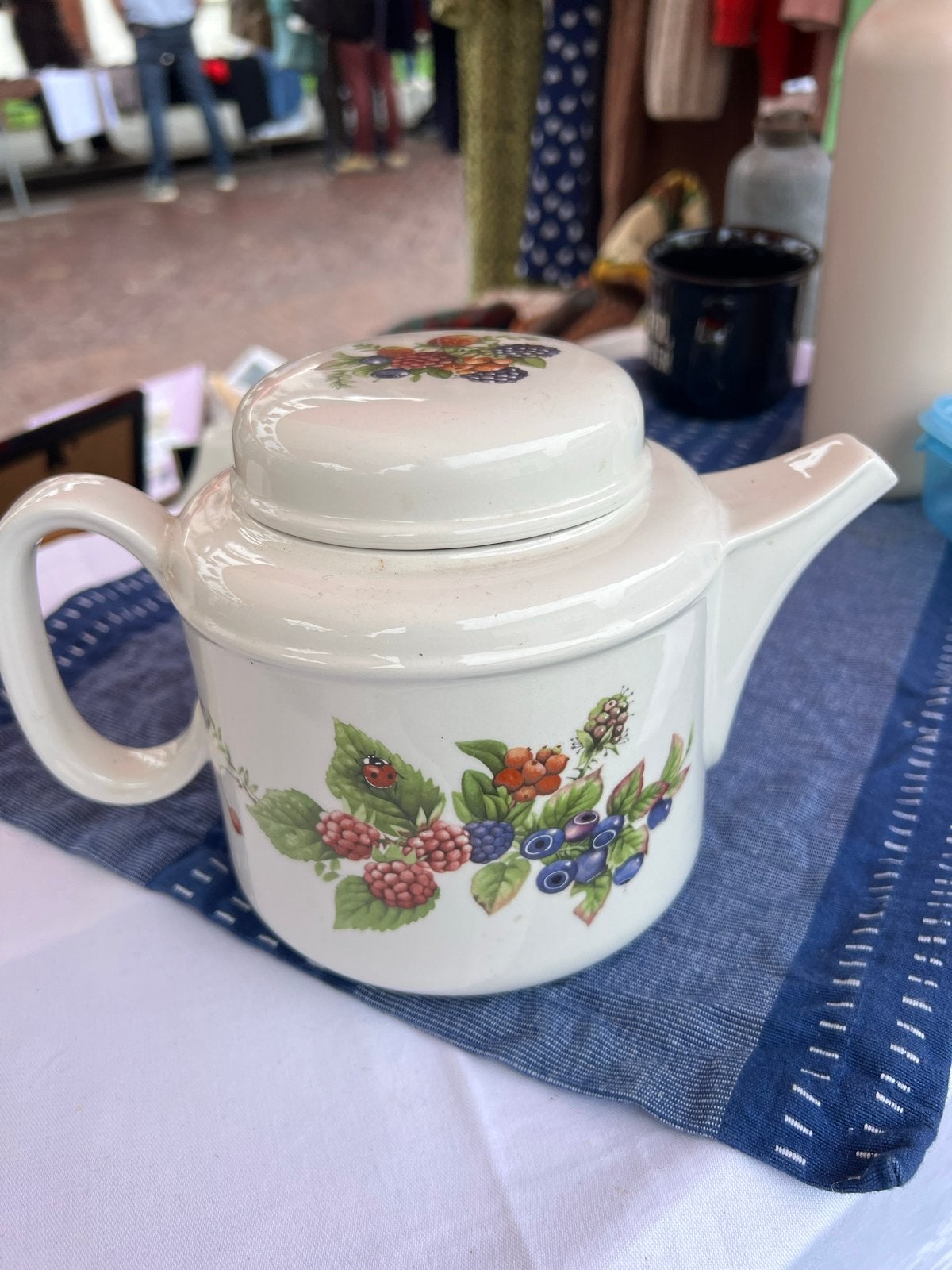 Marjolein Bastin theepot met bessen en lieveheersbeestje, Theepot/fluitketel, Gebruikt, Ophalen of Verzenden, Steen/keramiek