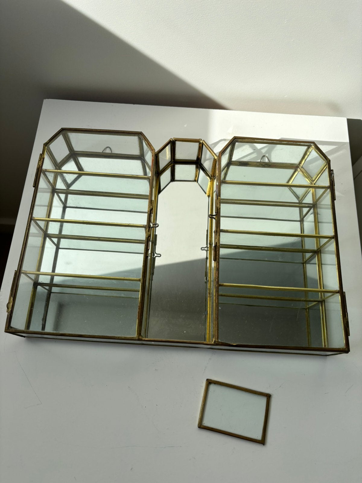 Vintage vitrine kastje glas spiegel messing, Ophalen of Verzenden, Zo goed als nieuw, Glas