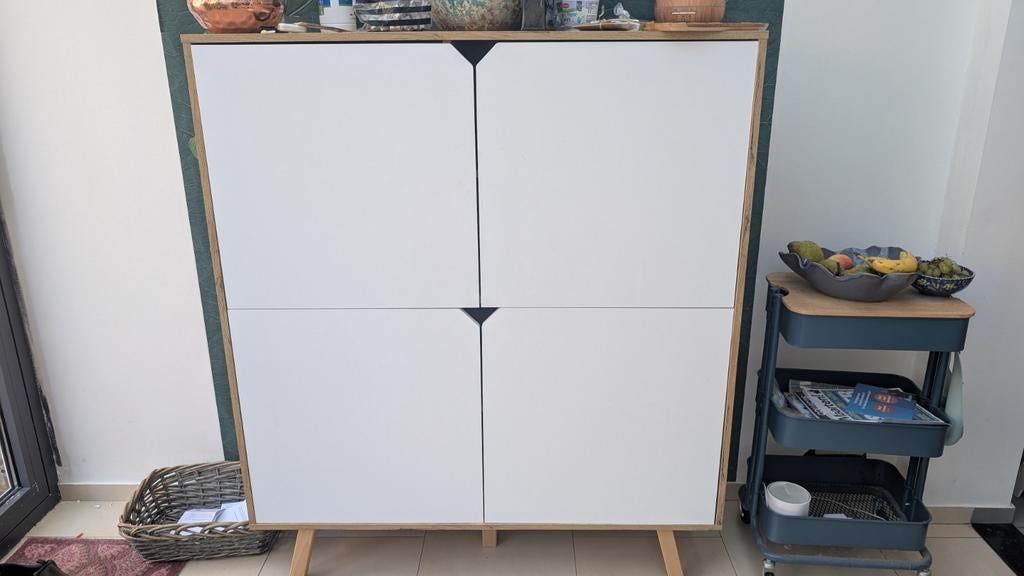 Scandinavische kast op pootjes met 4 deuren, Ophalen, Gebruikt