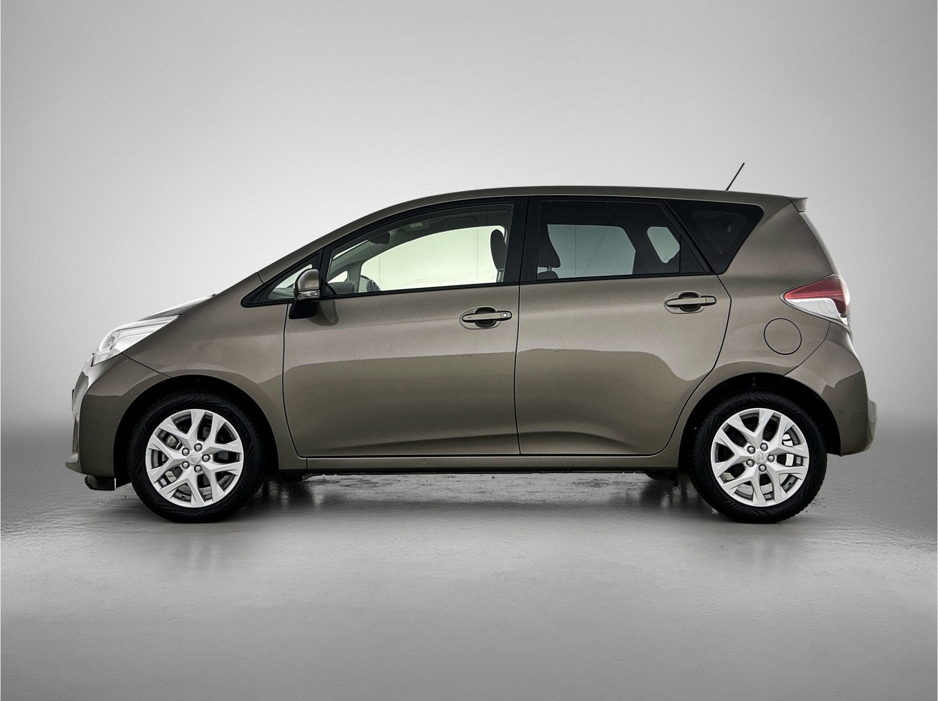 Toyota Verso-S 1.3 VVT-i Dynamic *Automaat | Panoramadak | T, Gebruikt, Zwart, 4 cilinders, Bedrijf